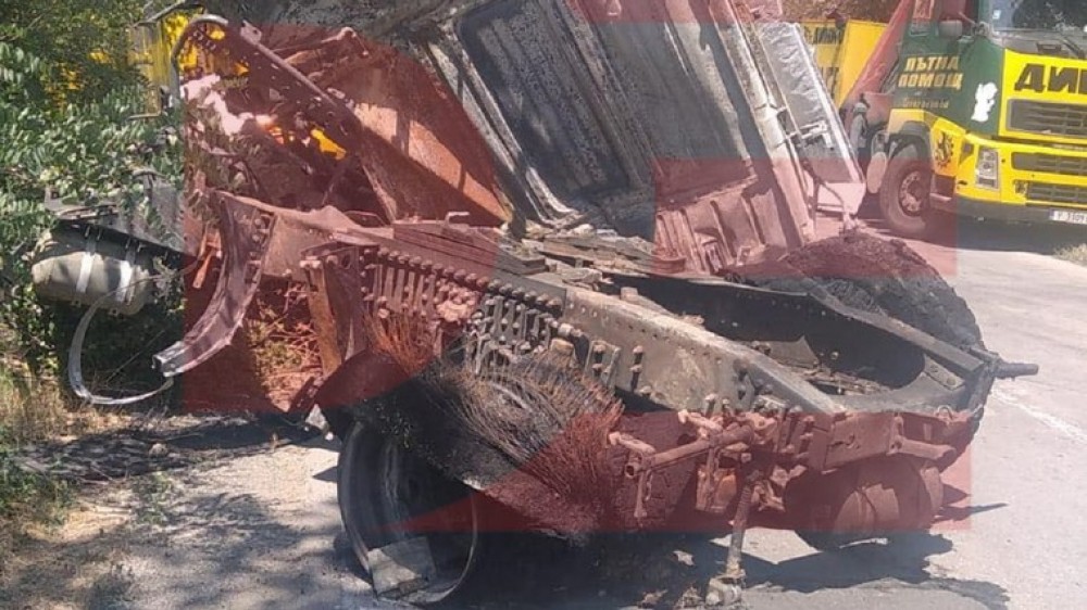 Tragic // Un moldovean a ars de viu după ce autocamionul pe care-l conducea a luat foc